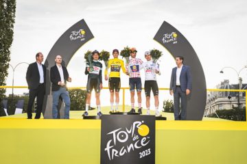 Pobednik Tour de France-a do cilja u pratnji maskiranog novog Superb Combi