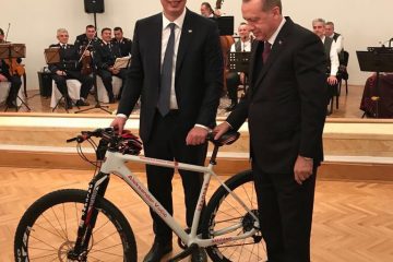 Erdogan uručio počasnu biciklu Aleksandru Vučiću!